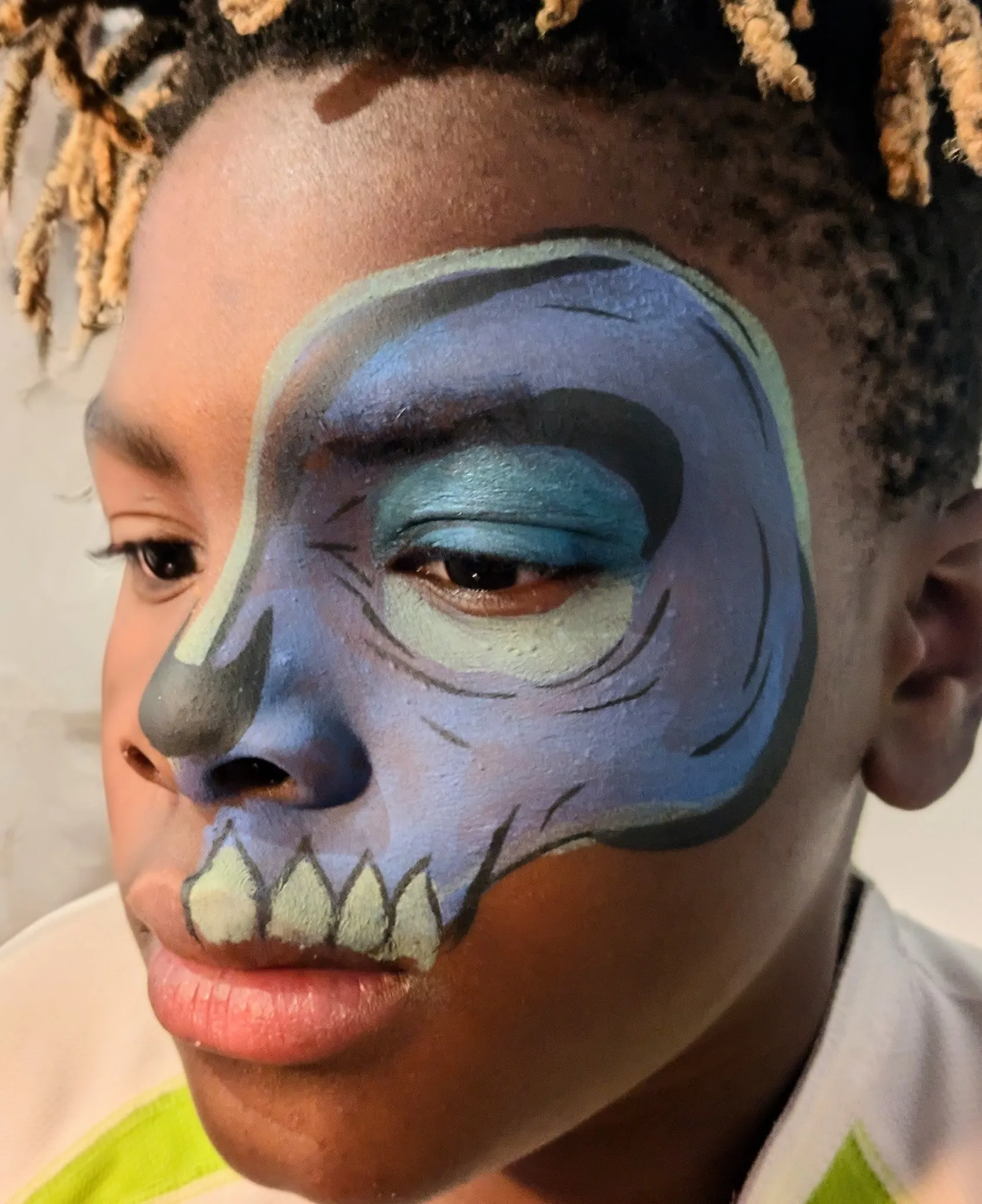 Maquillage artistique autour de l’œil inspiré d’un squelette